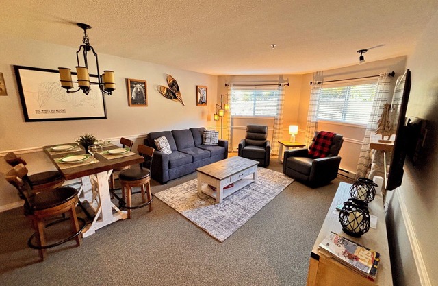 Cozy, Luxury Ski-In/Ski-Out Main Floor Condo in walking distance to Village