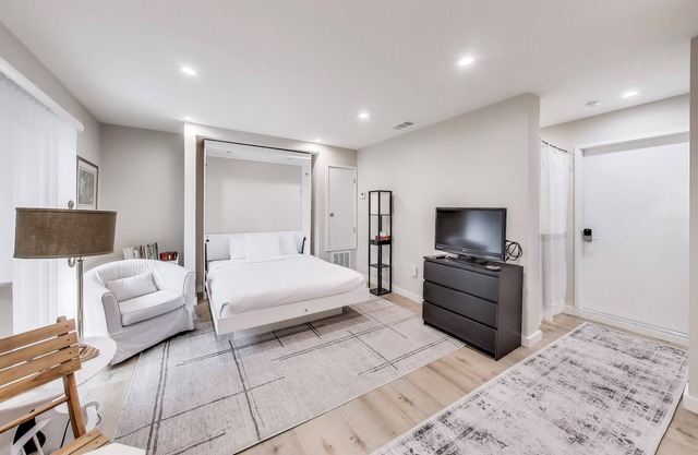 Cozy Marina Studio w/Murphy Bed & Garden Oasis