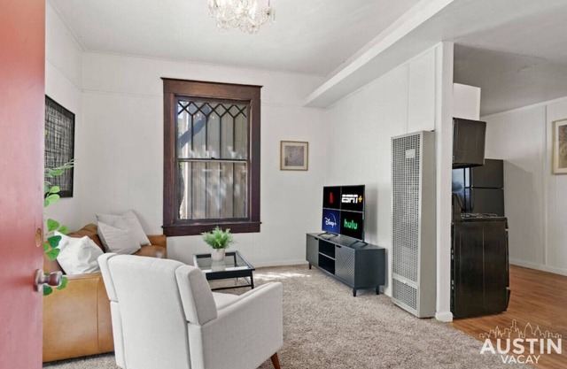 Cozy Mid-Century Modern Vibes in Central Location