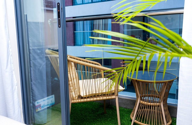 Cozy Modern 1-BR Apt w/Balcony