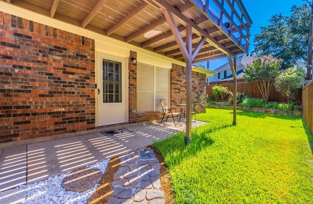 Cozy & Modern 2-Bedroom Guest Suite, Private Entry, Free Laundry & Parking