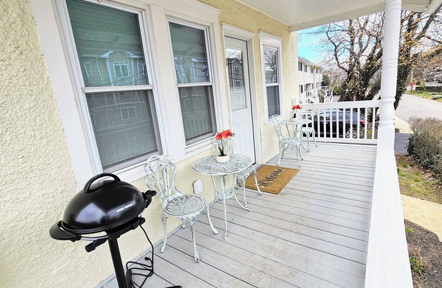 Cozy modern 2br retreat in charming Greenwich. Just remodeled!