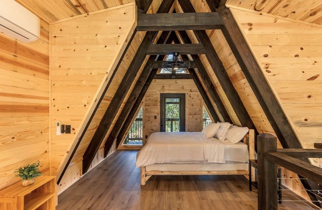 Cozy Modern A-Frame, Pickleball, PrivateHot Tub, Fire Pit, Kids Playhouse