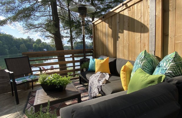 Cozy modern cabin on serene Lac Lacroix