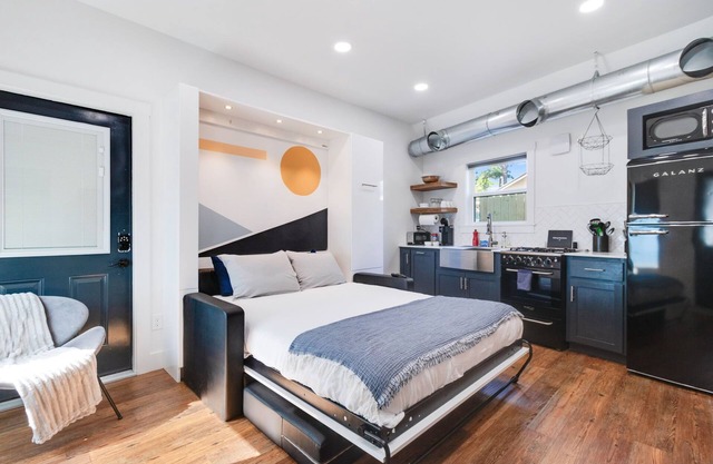 Cozy Modern Studio - Free Parking with Washer & Dryer Perfect for 1 or 2 people!