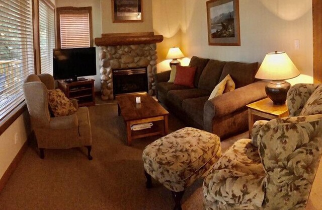 Cozy Mountain Retreat with Hot tub!