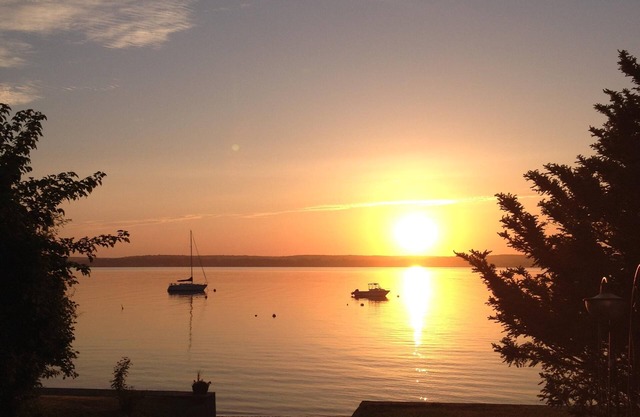 Cozy New England Beach Cottage with Private Beach & Boat Ramp, Incredible Views