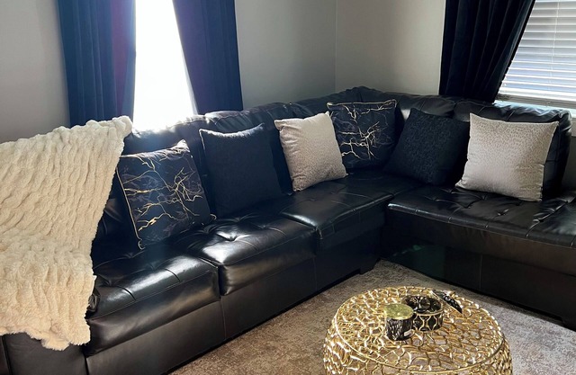 Cozy Oasis – Stylish, Spacious 4-Bedroom with Private Parking Lot