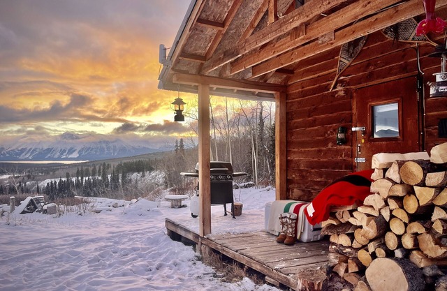 Cozy off the grid cabin with stunning view