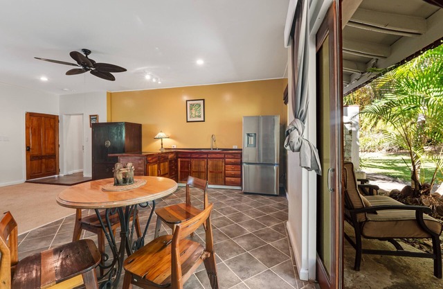 Cozy Ohana suite with private patio, deck, & tropical garden setting