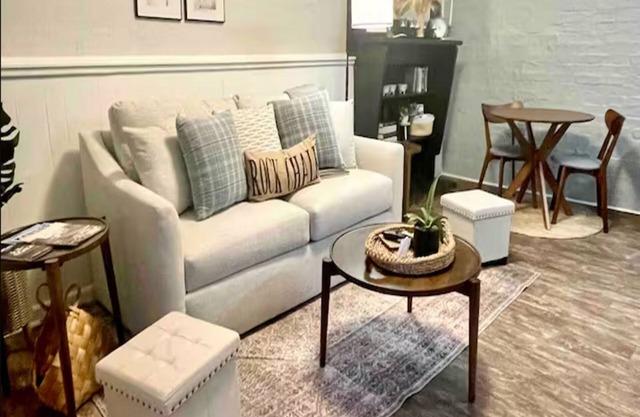 Cozy Private Suite in Cultural District! Walk to Mass St. ~ 5 min to KU Campus
