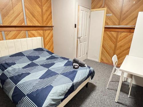 Cozy Queen Room Next to Station and Shops - PH6