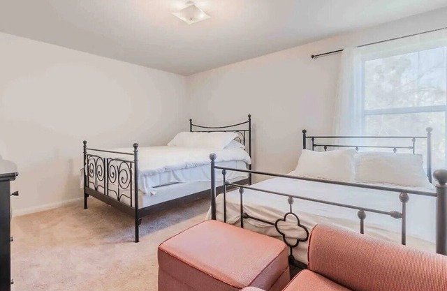 Cozy Queen Room with Full Kitchen, Washer&Dryer & Unlimited free Parking