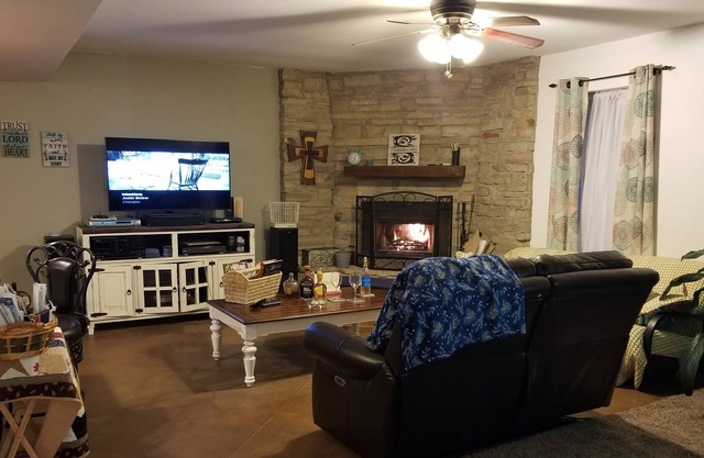 Cozy quiet 3 bdrm 2 bth 2 fireplaces, fenced yard minutes from everything