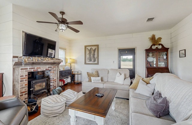 Cozy ranch home w/full kitchen, living room, hot tub, pet-friendly & fireplace