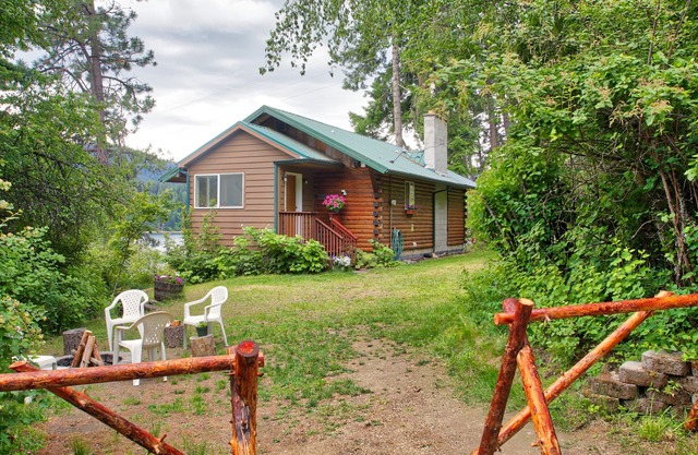Cozy & Relaxing Cabin w/Paddle Boards, Pedal Boat, Canoe, Kayak and more!