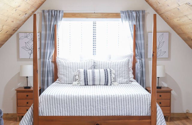 Cozy, Remodeled Garage Apartment for up to 3