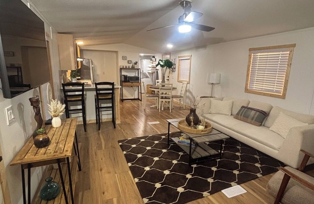 Cozy Remodeled home, only 8 min. from Circuit Of The America & 20 min.To Airport