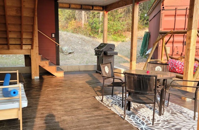 Cozy retreat, easy access to the Trans Canada Trail for hiking, biking and more!
