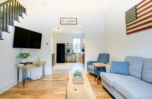 Cozy Retreat in Downtown Lancaster with Backyard Patio