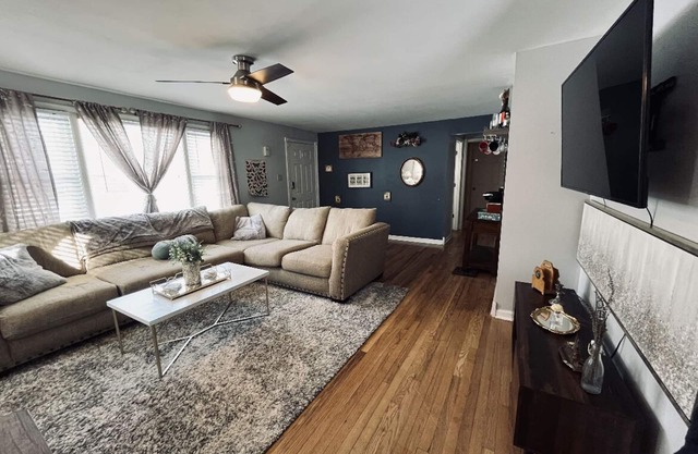 Cozy Retreat in the Heart of MHK: Experience Elegant French-Inspired Chalet