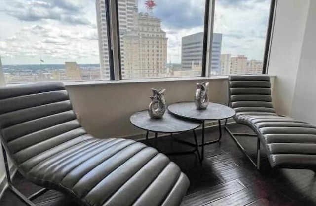 Cozy Retreat with Rooftop Pool, Parking, and Spacious Comfort