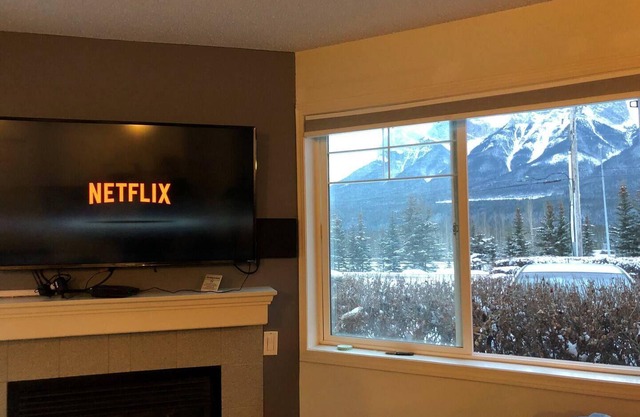Cozy Rockies- hot tub, free parking, view, AC, king bed, 2BR, sleeps 8