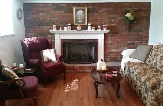 Cozy Rosecrest Suite, 1 min to I-75, full kitchen, sleeps 4, Safe area