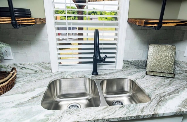 Cozy Rustic Open Design Cabin with Fiber Internet/WiFi, AC in charming BlakelyGA