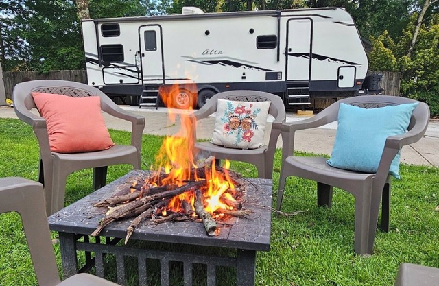 Cozy RV with 1 King bedroom, WiFi & AC in Pleasant Acworth
