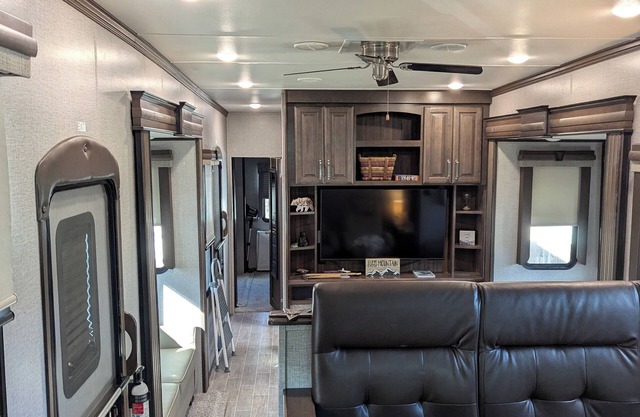 Cozy RV with WiFi and AC in Wonderful Spokane, The Bear Den