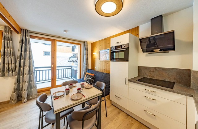 Cozy Ski-in/Ski-out Apartment for 6 with Balcony in Scenic Saint François Longchamp