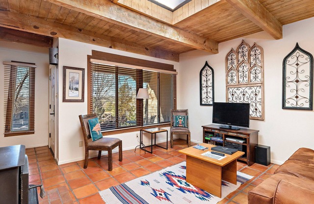 Cozy Santa Fe Retreat: Fireplace, Walk to Plaza