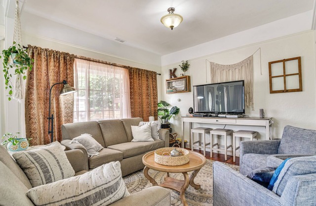 Cozy Scappoose Home ~ 22 Mi to Portland!