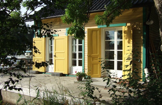 Cozy seaside cottage on its own jetty w rowing boat. 25 minutes to Stockholm!