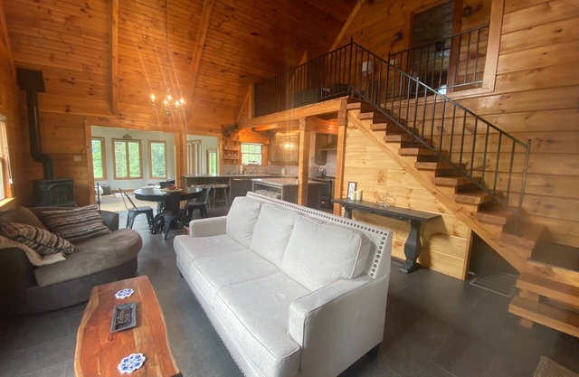 Cozy secluded cabin, close to Sultan's Run Golf Course and Holiday World!