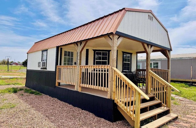 Cozy single room cottage with private bathroom and kitchenette. Perfect Getaway