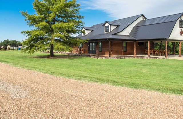 Cozy, spacious and luxurious cabin retreat located right outside DFW!