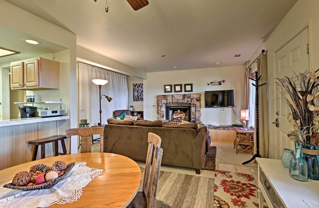 Cozy Stateline Condo w/Hot Tub Access & Lake View
