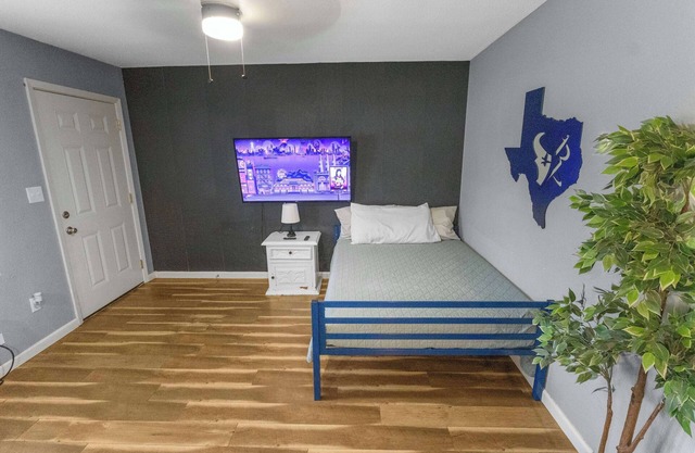 Cozy Stay | 3 Full Beds | Near HEB & Hwy