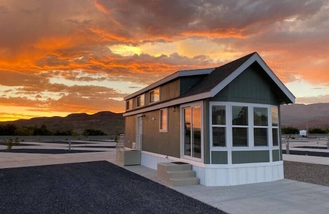 Cozy Stay in a Fun Tiny Cottage! BRAND NEWn