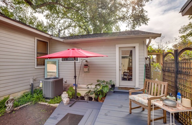Cozy Studio Cottage in Downtown Tomball!
