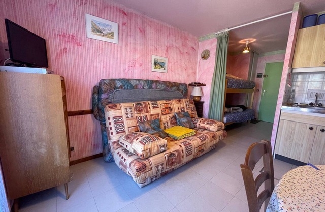 Cozy Studio for 4 in Ski Resort, Steps to Slopes & Town with Balcony