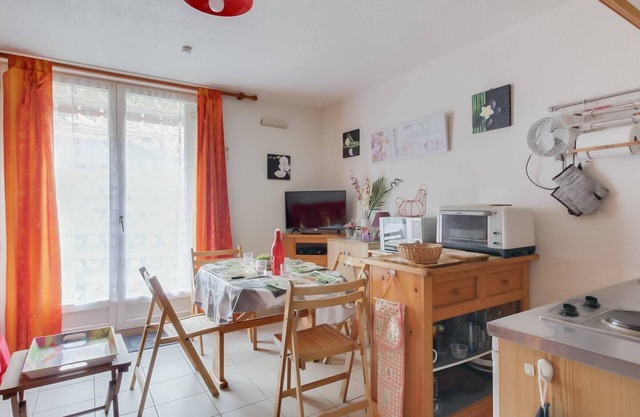 Cozy Studio for 4 with Garden, Parking, Near Ski & Shops, Quiet Area