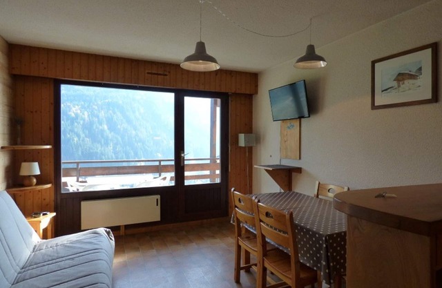 Cozy studio with balcony, bus stop at 50m