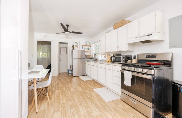 Cozy studio with private fenced backyard- walking distance to hospital