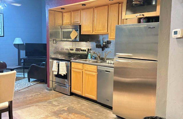Cozy, Stylish, 1-bedroom industrial loft in the heart of Deep Ellum.