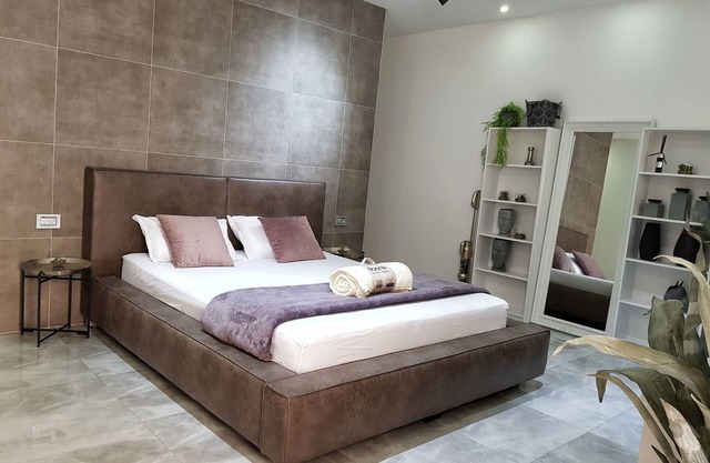 Cozy & stylish. Close to Baha'i gardens and German colony