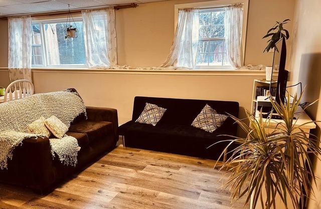 Cozy suite in the woods. 15min to Grand lake, 6min to amenities. Pet friendly!!