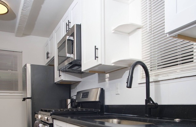 Cozy Three Bedroom Ranch near Great lakes crossing mall